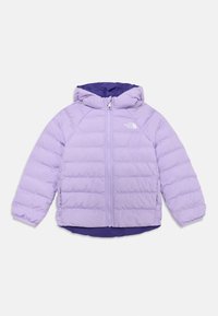 Giacca imbottita viola con cappuccio, chiusura a zip completa e fodera interna a contrasto. Dettaglio di cuciture orizzontali notevoli su tutta la superficie.