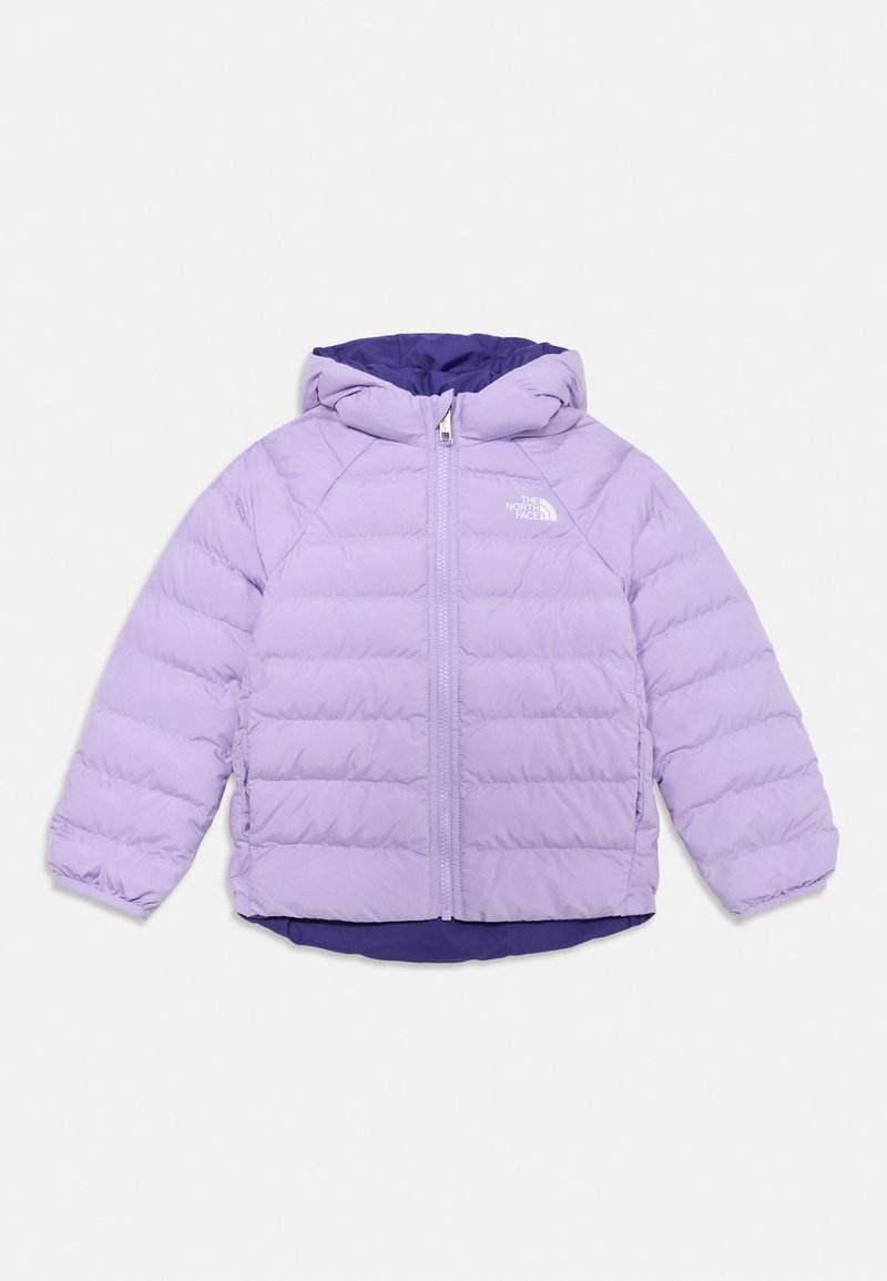 Giacca imbottita viola con cappuccio, chiusura a zip completa e fodera interna a contrasto. Dettaglio di cuciture orizzontali notevoli su tutta la superficie.