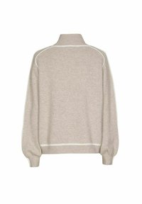 Lichtbeige gebreide trui met hoge kraag, lange pofmouwen en witte bies langs de naden en de zoom, getoond van achteren.