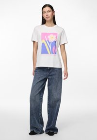 Pieces PCMOLLY O NECK TEE - Apdrukāts T-krekls - bright white/begonia pink