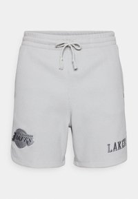 Sivi sportski šorts s teksturom waffle, s elastičnim pojasom i vezicom. Sadrži izvezene logotipe "Los Angeles Lakers".