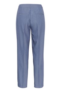 Svetlo modre krojene hlače z gladko teksturo, dvema žepoma na zadnji strani in ravnim krojem nogavic. Ponašajo se z nežnimi zarezami za urejen videz.