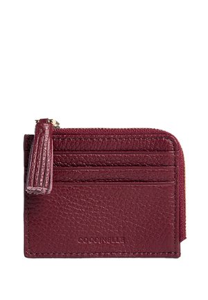 Portafoglio compatto in pelle bordeaux con scomparto zip, tre slot per carte e una finitura texture arricchita da un dettaglio con frangia.