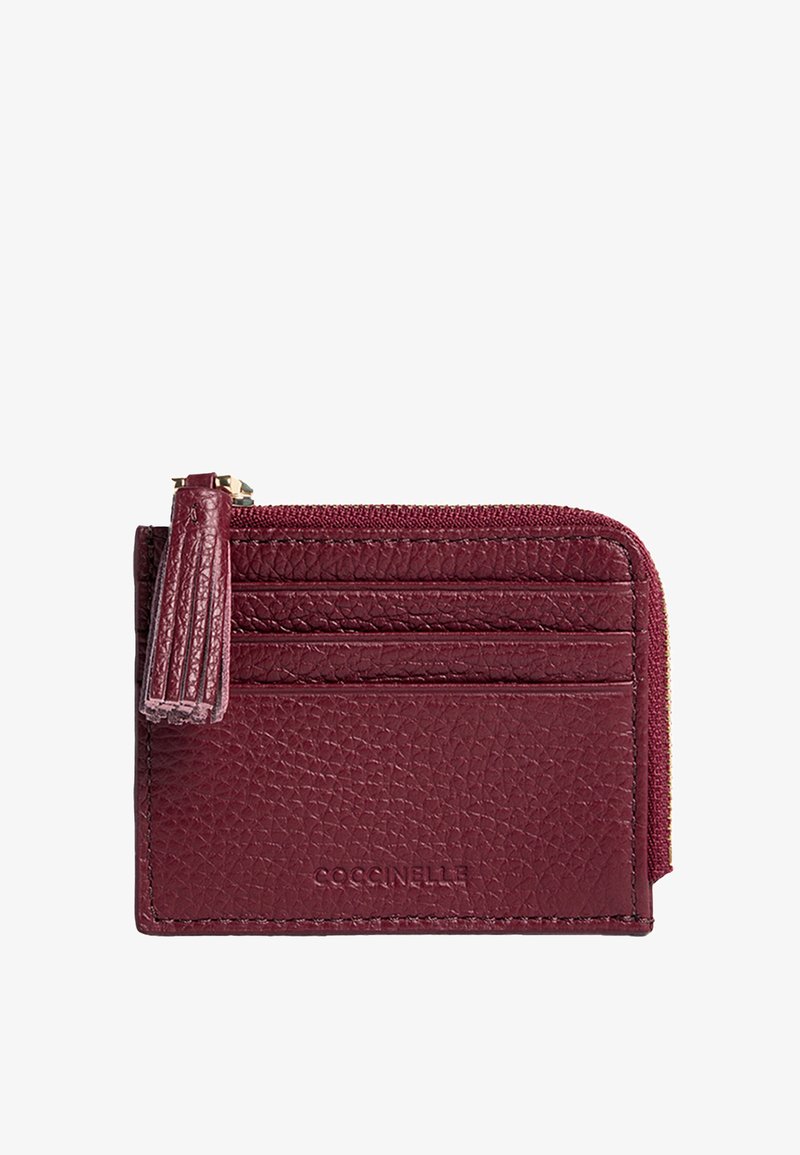 Billetera compacta de cuero burdeos con un compartimento con cremallera, tres ranuras para tarjetas y un acabado texturizado con un detalle de borla.