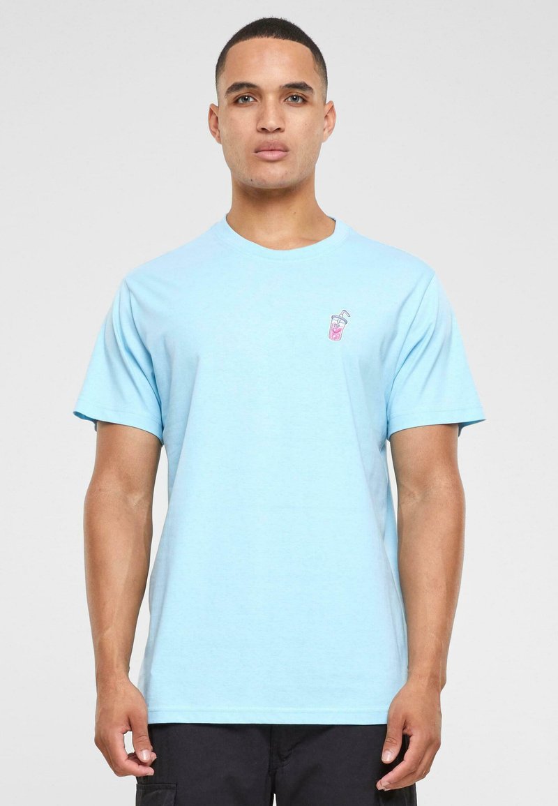 T-shirt en coton bleu clair avec un col rond et des manches courtes, comportant un petit graphique d'un gobelet sur le côté gauche de la poitrine.