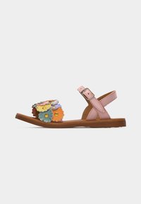 Φλατ σανδάλι με ροζ λουριά και πολύχρωμες εφαρμογές λουλουδιών στο λουρί του δακτύλου, με πλαϊνή αγκράφα και καφέ σόλα.