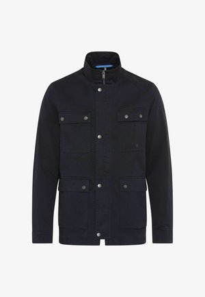 Giacca nera da uomo con colletto alto, zip frontale e bottoni a pressione, quattro tasche con pattina e chiusura a pressione, maniche lunghe.