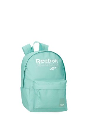 Mochila Reebok verde menta con bolsillo delantero con cremallera, asa superior, tirantes acolchados y logotipo Reebok blanco en el compartimento principal.