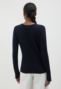 Maglione navy a maniche lunghe con scollatura rotonda, polsini e orlo a coste, realizzato in un materiale morbido, mostrato da una vista posteriore.