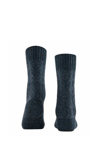 Ciemnogranatowe skarpetki w prążki wykonane z teksturowanego materiału, o długości do połowy łydki, z subtelnymi przebłyskami dla dodatkowego detalu.