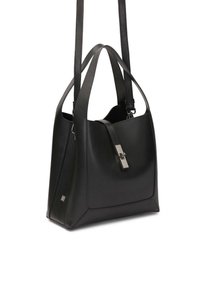 Fekete bőr kézi táska szögletes formával, lapos alappal, dupla pánttal és elegáns fém kiegészítővel. Texturált felület és fényes bevonat.