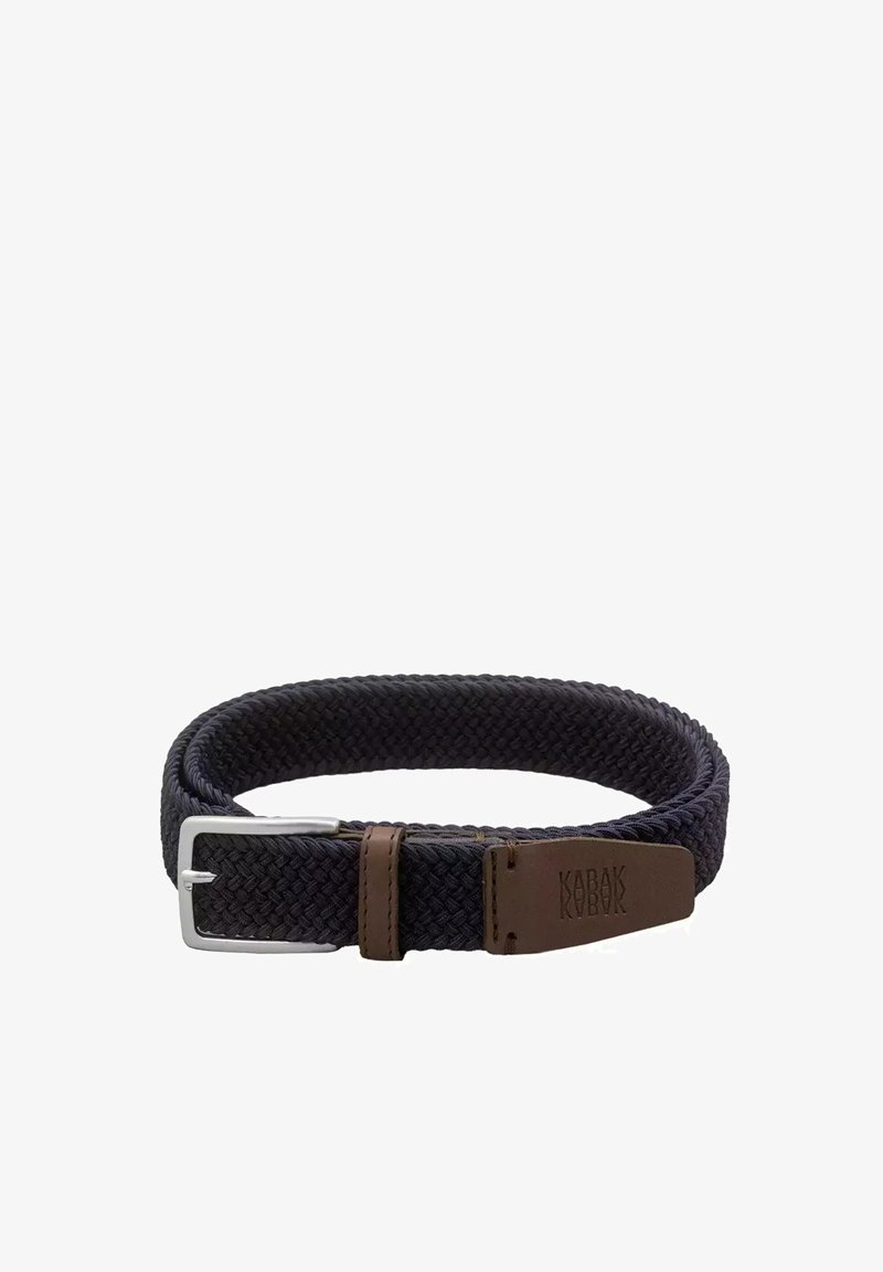 Splotkowy czarny pasek z metalową klamrą w kolorze srebrnym i brązowymi skórzanymi akcentami, z oznaczonym skórzanym metkiem. Teksturowany wzór zapewniający elastyczność.