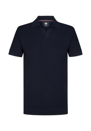 Marineblauw poloshirt met een gestructureerde stof, korte mouwen, een omgeslagen kraag en een subtiele rode accentkleur aan de binnenkant van de kraag.