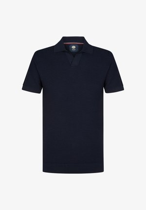Marineblaues Poloshirt mit strukturierter Strickoptik, kurzen Ärmeln, einem umgeschlagenen Kragen und einem dezenten roten Akzent am inneren Kragen.