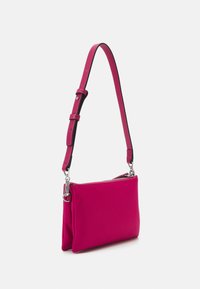 KARL LAGERFELD SIGNATURE POUCH - Delninukė - persian red