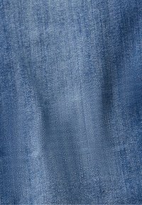 Vaatekangas vaaleansinisestä denimistä, jossa on tekstuurinen kudonta, vinoraitoja ja hienovaraisia värivaihteluita.