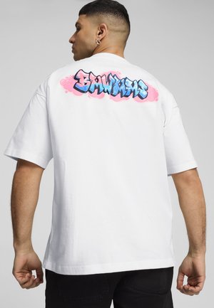 Witte katoenen t-shirt met een kleurrijk graffiti-ontwerp op de achterkant in blauw en roze, met een relaxte pasvorm en korte mouwen.