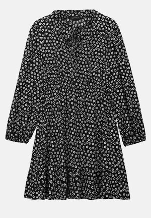 Vestido negro de manga larga, con un patrón floral blanco. La tela tiene una textura suave, con un dobladillo con volantes y un detalle de lazo en el escote.