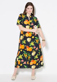 Vestido de estampado floral con naranjas y hojas sobre un fondo azul marino, con mangas cortas, botones al frente y un diseño de falda en capas.