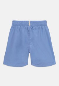 Σορτς με ελαστική μέση σε ανοιχτό γαλάζιο χρώμα, με μια μικρή κάθετη λεπτομέρεια σε μαύρο και μπεζ στη μέση της πίσω ζώνης.