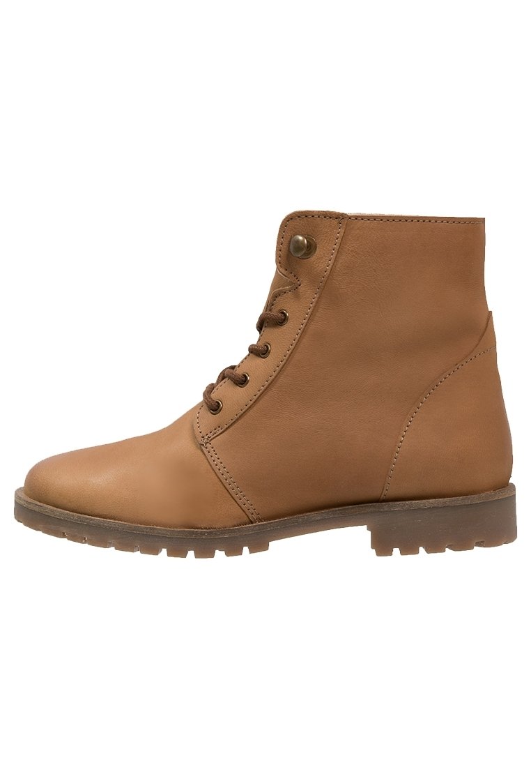 Bottines en cuir marron avec un bout arrondi, un laçage à l'avant et un petit talon. Présente une finition texturée et une semelle en caoutchouc.