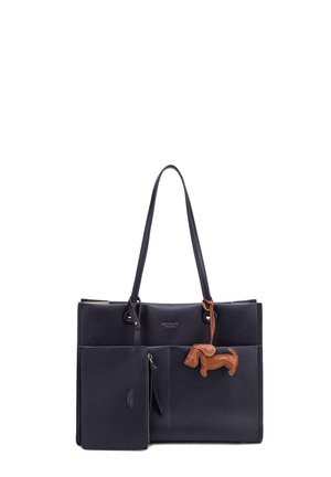 Marineblauwe gestructureerde totebag met lange hengsels, voorvak met ritssluiting en bruine leren sleutelhanger in de vorm van een hond.