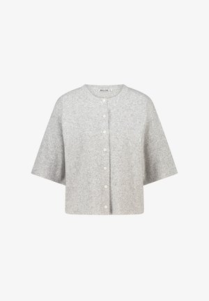 Cárdigan corto de manga corta, color gris claro, con botones y cuello redondo, fabricado en una tela suave y texturizada.