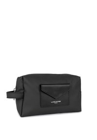 Zwarte nylon make-up tas met een leren pocket, rits sluiting en een zijhandgreep. Voorzien van een geperst logo aan de voorkant. Compacter, rechthoekige vorm.