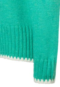 Türkiser Strickpulloverärmeln mit geripptem Muster und einer weißen, gewellten Saumkante. Glattes Material mit subtilen Farbvariationen.