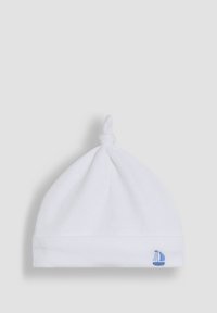 Witte katoenen babybaret met een geknoopt bovenstuk en een omgevouwen rand, met een kleine blauwe zeilboot borduursel aan de zijkant.