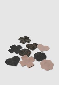 Dieci toppe decorative con varie forme: croci, cuori e un fiore. I colori includono nero, rosa e motivi strutturati.