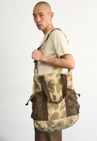 IRWIN TOTE BAG UNISEX - Shopping bags - duck desert/liberica/black