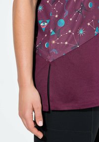 T-shirt à manches courtes en tissu bordeaux avec des motifs célestes colorés, un ourlet arrondi et des fentes sur les côtés pour une meilleure ventilation.