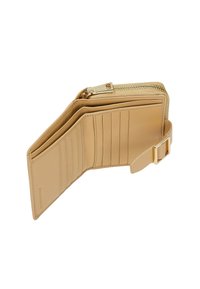 Portafoglio in pelle beige con diversi scomparti per carte, un compartimento con cerniera e una tracolla con fibbia dorata su sfondo bianco.