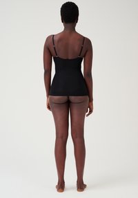 Body nero con spalline sottili e dettagli in Hardware dorato, design aderente che mette in risalto la vita e la schiena. Collant neri trasparenti che arrivano ai piedi nudi.