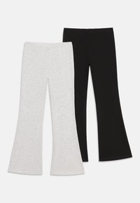 Két pár harangszárú leggings. Az egyik pár szürke, puha, texturált anyagból készült; a másik egyszínű fekete, mindkettő elasztikus derekú.