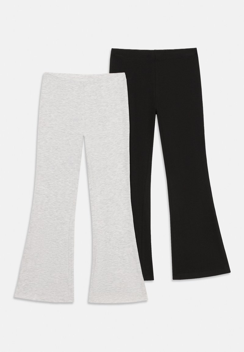 Két pár harangszárú leggings. Az egyik pár szürke, puha, texturált anyagból készült; a másik egyszínű fekete, mindkettő elasztikus derekú.