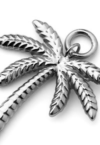 Metallpalmer charm med detaljerade blad och texturerade mönster, fäst vid en cirkulär ögla. Silverfärgad finish ger ett polerat utseende.