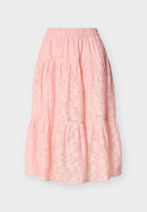 Jupe rose pâle à volants avec taille élastique et motif floral texturé subtil, longueur mi-mollet et tissu fluide.