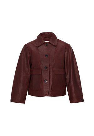 Dunkelrote Kunstlederjacke mit weitem Kragen, vier schwarzen Knöpfen, langen Ärmeln und zwei vorderen Klappentaschen.