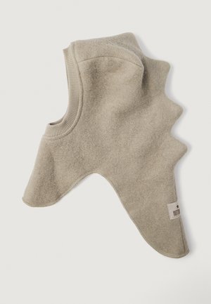 Beige fleece balaclava med ribbet halsudskæring, bølget kantdesign og lille logoetiket. Blød tekstur og varm fremtoning.
