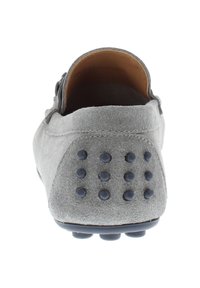 Grau Wildleder-Schlüpfschuh mit glatter Textur, Rückansicht zeigt runde marineblaue Nieten an der Sohle für Traktion und Gummidetails um die Ferse.