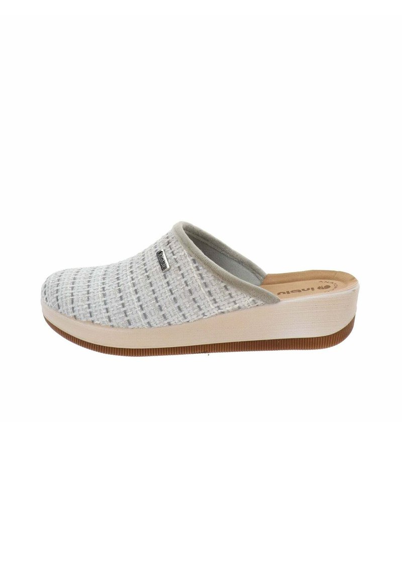 Zoccolo grigio slip-on con texture intrecciata. Presenta un morbido rivestimento interno, suola a piattaforma e un sottile logo accentato di lato.