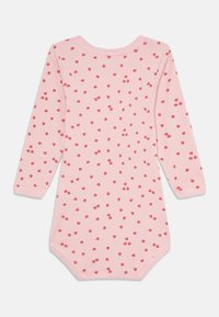 Rosa baby bodysuit med lange ermer, med små røde blomstertrykk, bølgekantet hals og trykknapper i bunnen.