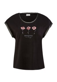 Camiseta negra de manga corta con tres diseños florales en rosa y el texto "HERMOSA como siempre" en blanco; tela suave con un corte relajado.