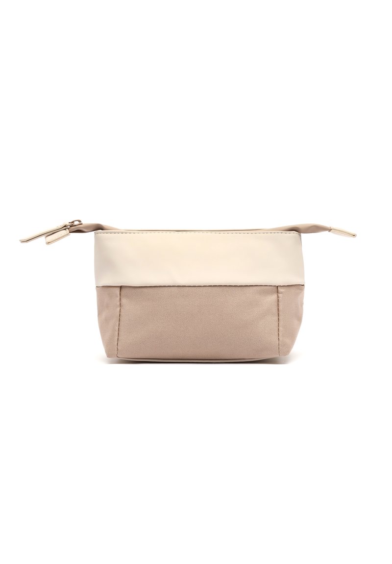 Bolsa hecha de un suave tejido beige con una sección superior de color crema lisa. Presenta un cierre de cremallera y una parte inferior texturizada.