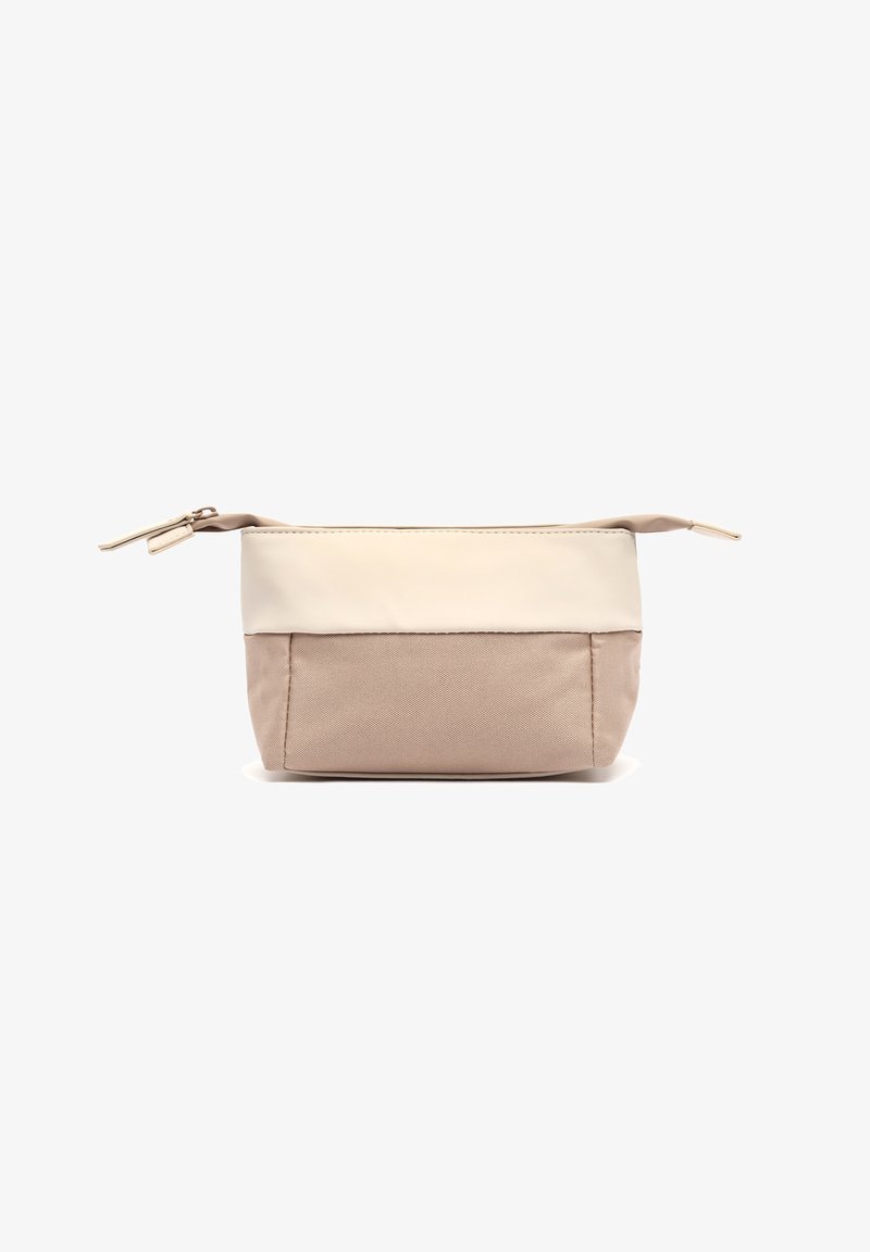 Bolsa hecha de un suave tejido beige con una sección superior de color crema lisa. Presenta un cierre de cremallera y una parte inferior texturizada.