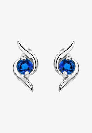 Orecchini in argento con un design curvo, arricchiti da due gemme blu tonde. Le pietre sono incastonate in una montatura di argento fluida.