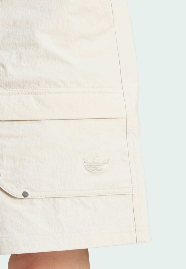 PREMIUM ESSENTIALS - Shorts - alumina3