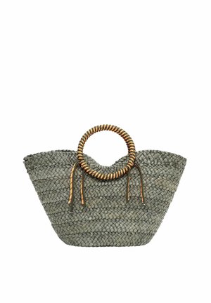 Borsa tote grigia in paglia intrecciata con manici rotondi avvolti e lacci decorativi con punte arancioni appesi vicino alla base del manico.